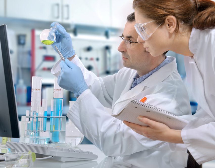 Laboratoriotyöskentelyä